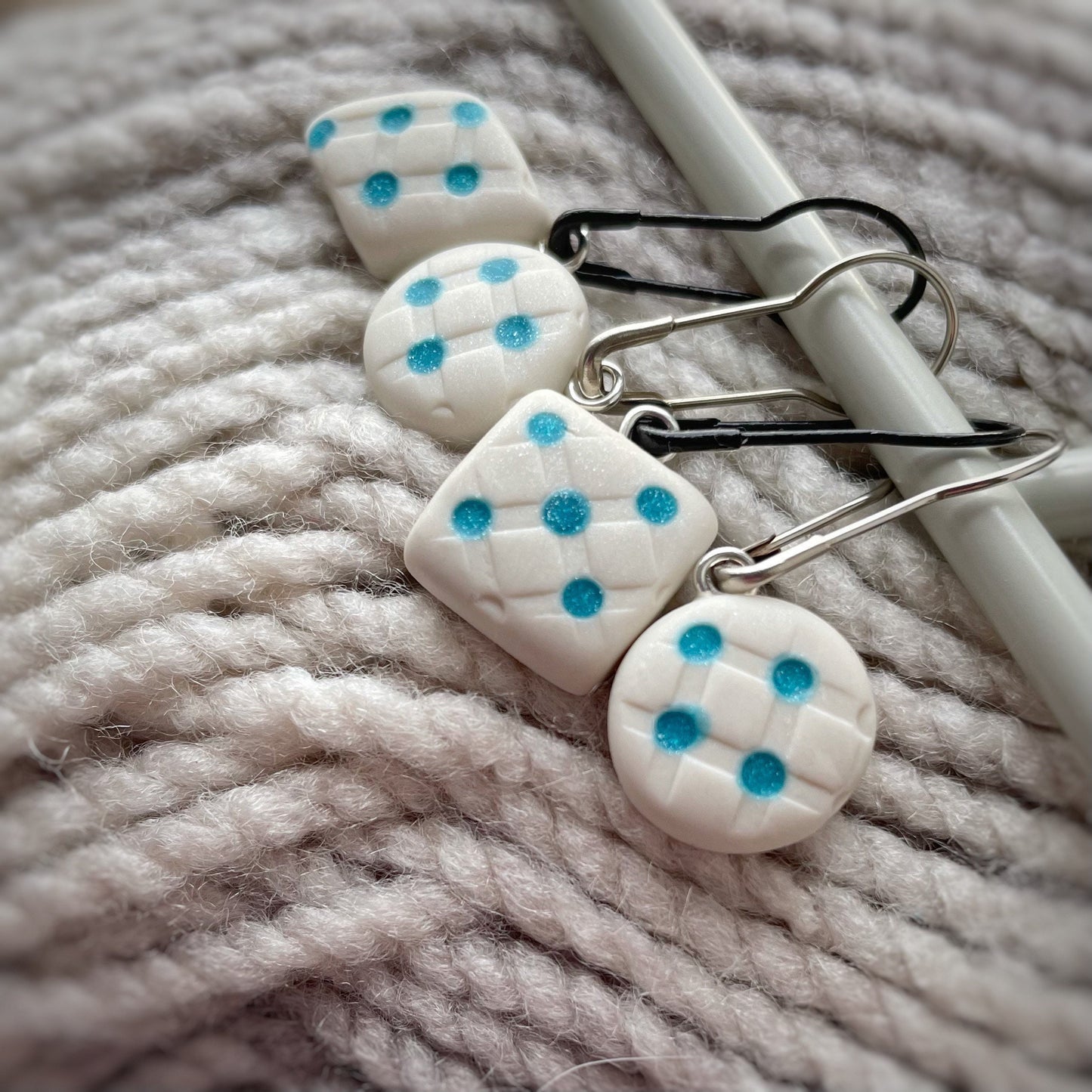 White with Teal Dots with Various Sizes Stitch Markers | Silver and Black Hooks | Set of 4 - ~10mm